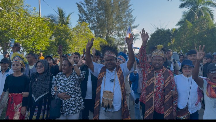 Pasangan calon gubernur dan wakil gubernur Papua Barat Daya, Elisa Kambu dan Ahmad Nausrau disambut masyarakat Raja Ampat 