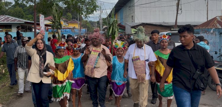 Pasangan ESA disambut tarian oleh masyarakat Sorpus Raya