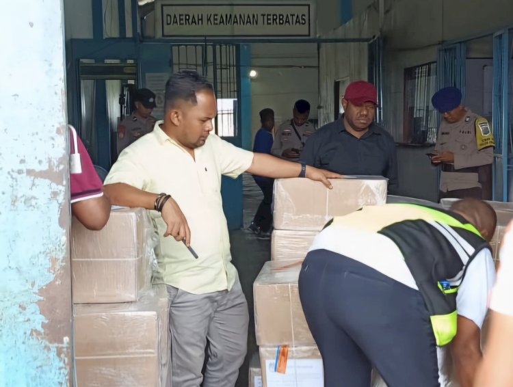 Kordiv SDM SDM, Organisasi, dan Diklat Bawaslu Papua Barat Daya, Sofyan  mengawasi pendistribusian logistik Pemilukada 2024 yang tiba di Kota Sorong, Minggu 20 Oktober 2024.
