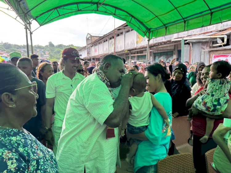 Calon Gubernur Papua Barat Daya, Elisa Kambu bertemu warga pasar bersama. 