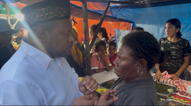Tokoh Muslim Papua, Ahmad Nausrau  mendengarkan keluhan warga yang berada di Pasar Bersama. 