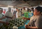 Pasangan ESA Borong dan Dengar Curhatan Pedagang di Pasar Waisai