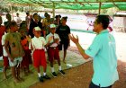 PT. PAL AJARKAN BACA DAN TULIS KEPADA ANAK-ANAK KAMPUNG MUTIMANGGE