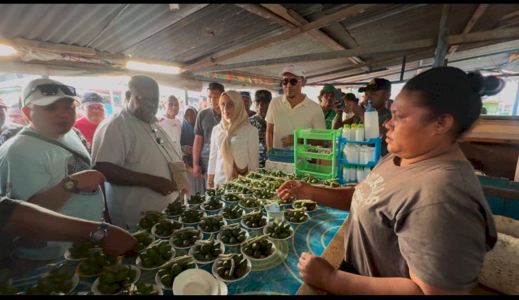 Pasangan Cagub dan Cawagub Papua Barat Daya, Elisa Kambu dan Ahmad Nausrau saat membeli pinang di Pasar Waisai, Raja Ampat