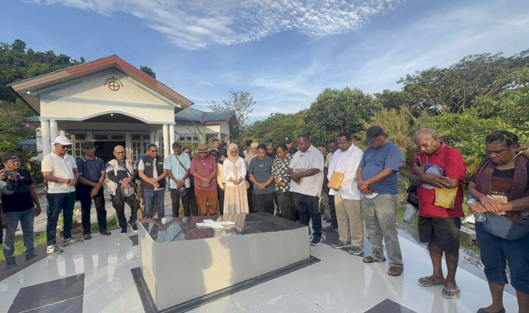 Pasangan ESA berserta rombongan kunjungi makam mantan Bupati pertama Markus Wanma dan Istri 