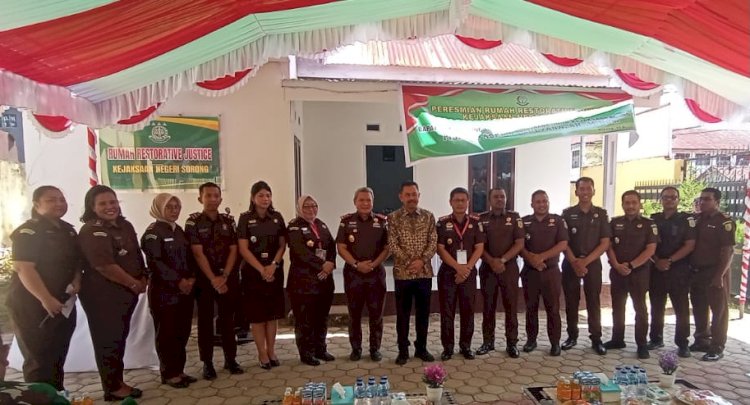 Jampidum Kejaksaab Agung bersama Kejati Papua Barat dan Kejari Sorong berserta pegawainya  usai peresmian Rumah RJ di Kantor Kejaksaan Negeri Sorong. 