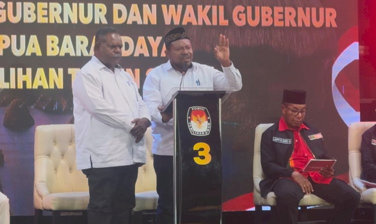 Pasangan Calon Gubenur dan Wakil Gubenur Papua Barat Daya, Elisa Kambu dan Ahmad Nausrau saat menyampaikan closing statment usai debat terbuka ke 3 yang dilaksanakan oleh KPU Papua Barat Daya yang di siarkan secara langsung oleh Inews TV di Hotel Vega, Kota Sorong, Papua Barat Daya. 