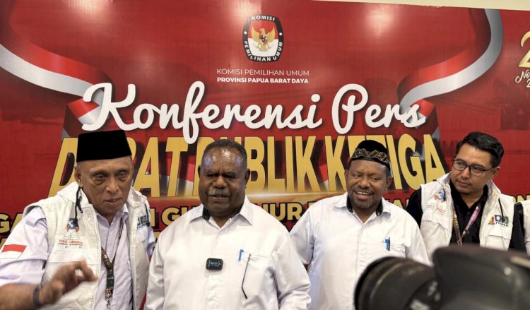 Paslon cagub dan cawagub provinsi Papua Barat Daya, Elisa Kambu dan Ahmad Nausrau beserta timnya gelar konferensi pers usai debat publik ketiga. 