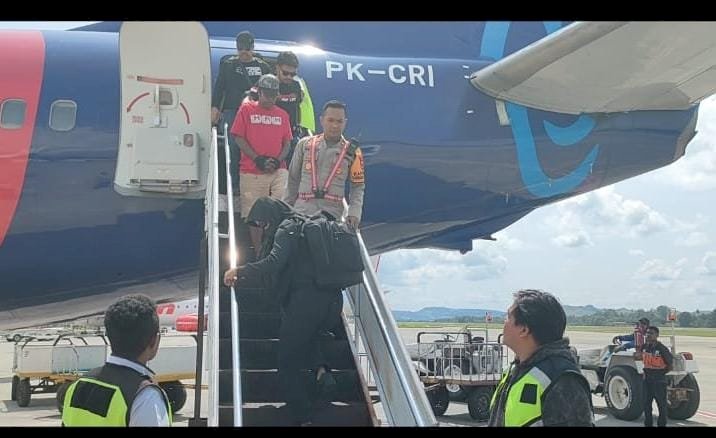 Mantan Bupati Biak Numfor, Herry Ario Naap dengan pengawal ketat anggota Polda Papua tiba di Bandara Sentani usai diamankan di kediaman terkait dugaan pelecehan seksual sesama jenis anak di bawah umur. (Istimewa) 