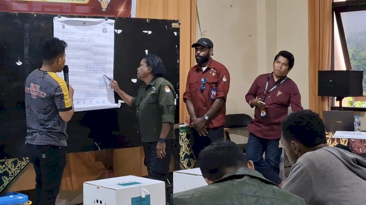 Proses pleno rekapitulasi Pilkada 2024 di Distrik Manoi, Kota Sorong, Papua Barat Daya. (istimewa) 