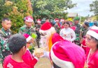 Prajurit Batalyon TP 803/KYK Menjadi Santa Claus, Meriahkan Natal Bersama Masyarakat Mindiptana