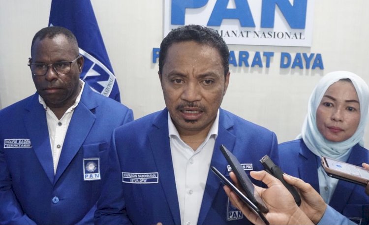 Ketua DPW PAN Papua Barat Daya, Syafruddin Sabonama beserta pengurusnya. (Istimewa) 