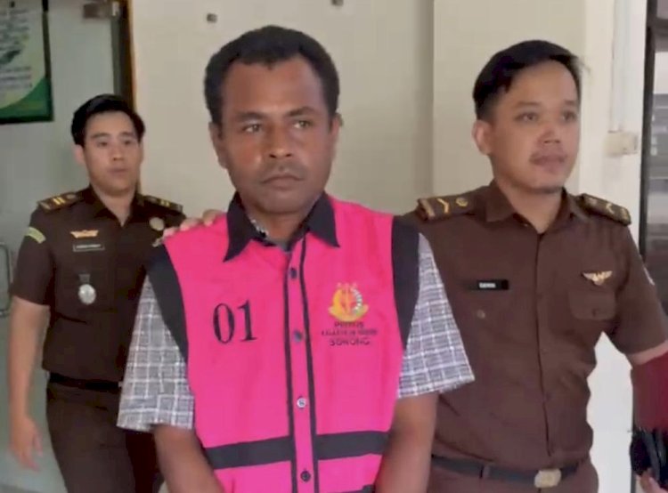 Salah satu tersangka dugaaan tindak pidana korupsi dalam transaksi pendebetan dari rekening RKUD (Rekening Kas Umum Daerah) menggunakan SP2D (Surat Perintah Pencairan Dana) yang bersumber dari Sekretaris Daerah Kabupaten Sorong Selatan Tahun Anggaran 2020. (istimewa) 