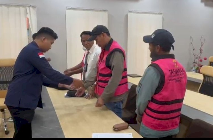 Ketiga tersangka berinisial AA selaku PPK (Pejabat Pembuat Komitmen) pada Dinas Kesehatan Kabupaten Raja Ampat, Direktur PT. ZMP  berinisial WS dan Pihak Pelaksana Kontrak Perencanaan dan Pengawasan inisial JL.