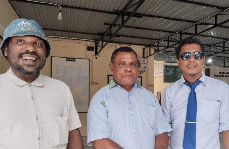 Origenes Ijie bersama kuasa hukumnya, Leonardo Ijie dan Ikbal Muhidin saat di Pengadilan Negeri Sorong selesia mediasi perkara perbuatan melawan hukum antara kleinnya dengan Tergugat I, Polresta Sorong Kota dan Tergugat II Kejaksaan Negeri Sorong. 