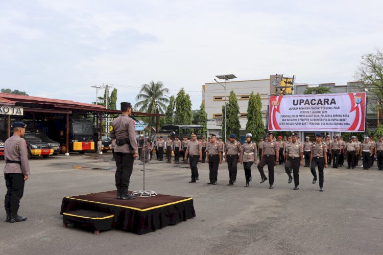 Kapolda Papua Barat Daya Brigjen Pol. Gatot Haribowo memimpin upacara korp raport kenaikan pangkat personil TMT 1 Januari 2025. (Istimewa) 