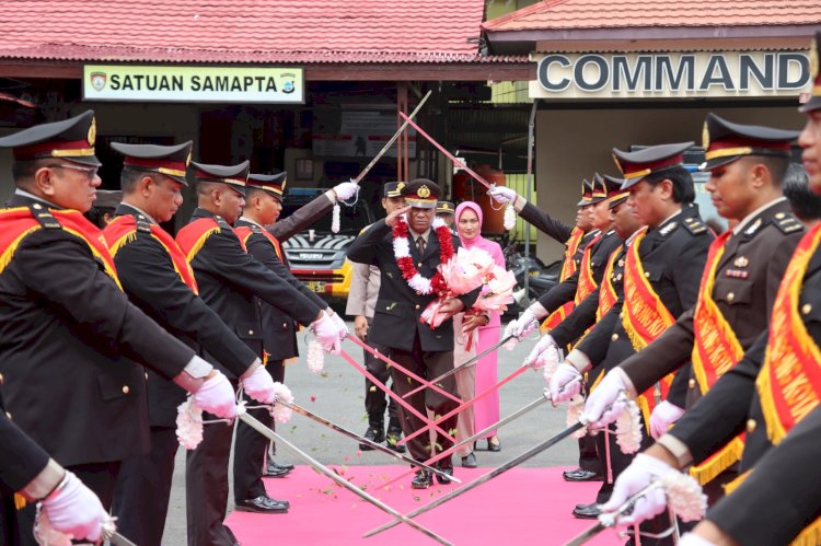 Prosesi pedang pora upacara  purnabakti anggota Polresta Sorong Kota. (Istimewa) 