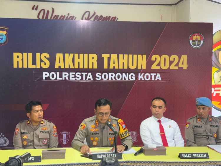 Penyampaian press rilis akhir tahun 2024 di Polresta Sorong Kota. 