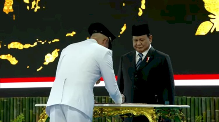 Proses penandatanganan Berita acara pelantikan /ist