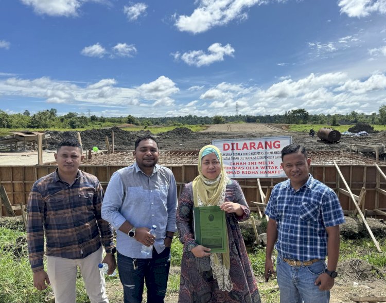Pemilik tanah Thomas Olla Witak dan Ahmad Ridha Hanafi bersama kuasa hukumnya,  Mardin, Bayu Permana, Yaridul Addad dan Lenny Wanda Developer Perumahan. 