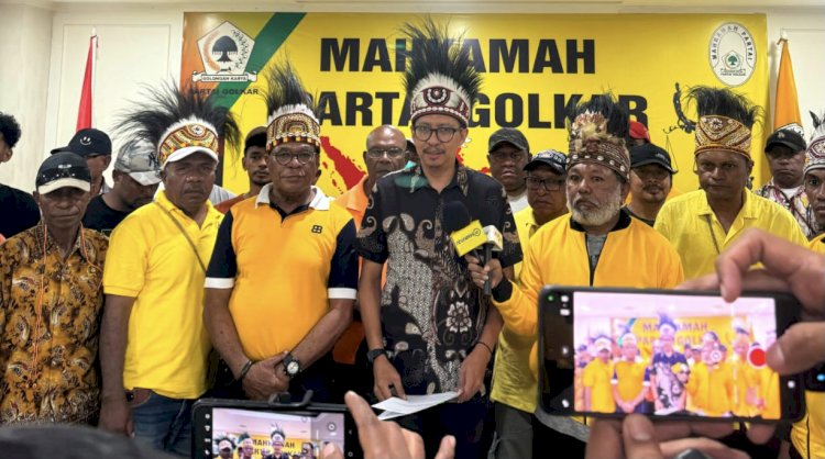 Kuasa Hukum Henry A.G Wairara, M. Alberto Soniwura  bersama simpatisannya selesai mengadukan Ketua DPP Partai Golkar ke Mahkamah Partai Golkar . (Istimewa) 