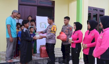 Wakapolres Boven Digoel dan Bhayangkari Bagikan Takjil di Masjid A's Salam Tanah Merah