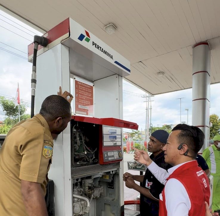Branch Manager (SBM) Pertamina Patra Niaga Regional Papua Maluku Agung Wijaya dan Kepala UPTD Metrologi Kota Jayapura Reynold A. Korwa melakukan sidak di SPBU Entrop 8499103 Kota Jayapura, SPBU APO 8499102 Kota Jayapura, SPBU Kotaraja 8499106 Kota Jayapura dan SPBE Doyo Sentani. (Istimewa) 