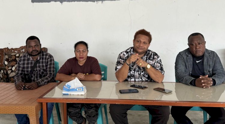Anggota DPD RI Dapil Papua Barat Daya, Paul Finsen Mayor bersama Dewan Adat Papua (DAP) Wilayah III Doberay, Forum Perempuan Asli Papua (FOR Papua) dan Generasi Muda Pejuang Hak Adat Papua (GEMPHA). 