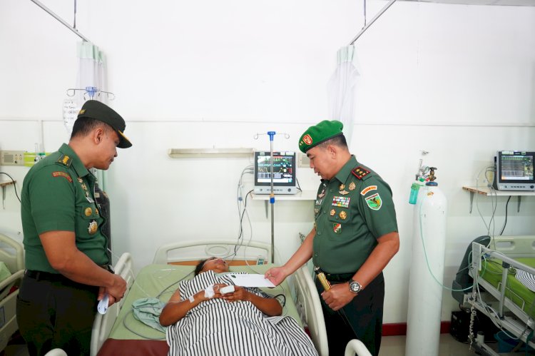 Pangdam XVII/Cendrawasih saat menjenguk para korban kekejaman OPM saat ini dirawat di RS. Marthen Indey (RSMI) Jayapura, Senin (24/3).