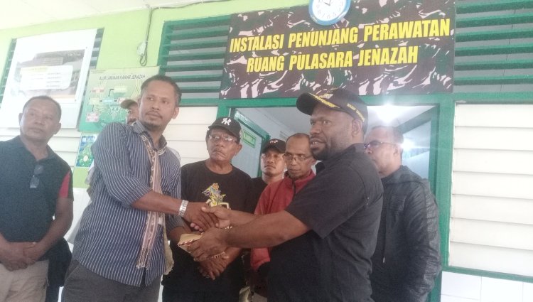 Proses penyerahan Santunan kepada korban wakil Bupati Yahukimo ke pihak keluarga/rmolpapua