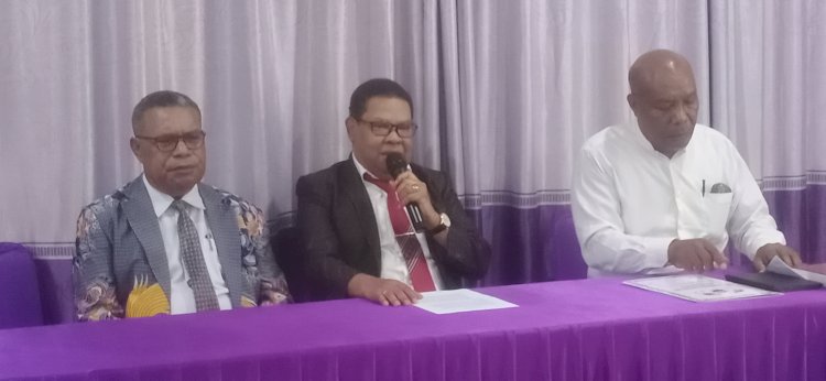 Ketua BPS Sinode GKI di Tanah Papua, Pdt. Andrikus Mofu (tengah) di dampingi wakil Ketua I  Sinode Hiskia Rollo (kanan) dan Kepala Sekretariat  Pdt. Willem Rumbiak/rmolpapua