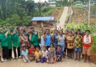 Bersama Satgas Yonif TP 803/KYK, Warga Arimbet Boven Digeol Tanam dan Masak untuk Persaudaraan