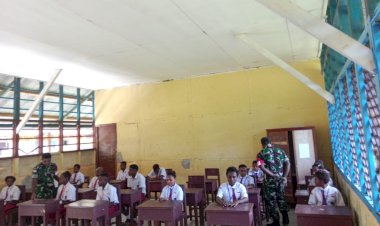 Babinsa Koramil 1711-02/MDT Tanamkan Semangat Nasionalisme kepada Siswa SD YPPK St. Fransiskus Xaverius
