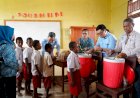 DUKUNG PENURUNAN ANGKA STUNTING, PERUSAHAAN DAN PKK BOVEN DIGOEL BAGIKAN MAKANAN BERNUTRISI KE ANAK SEKOLAH