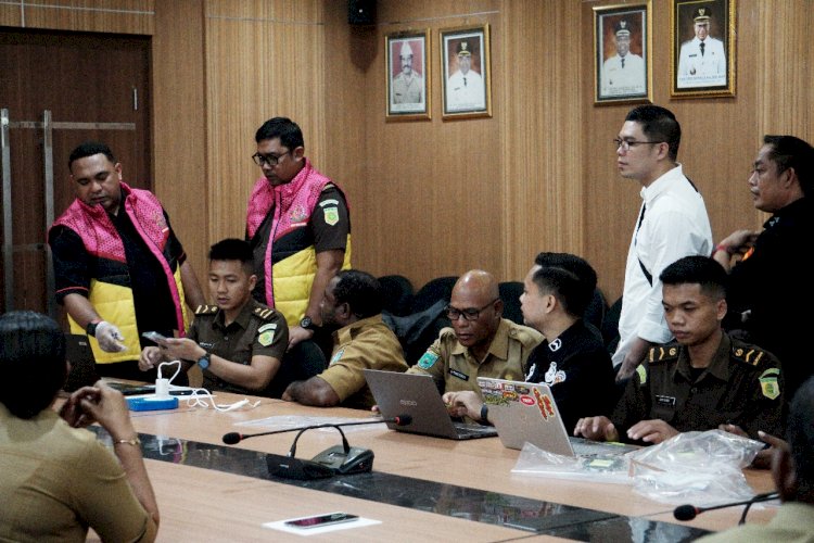 Kejati Papua Barat mengeledah kantor Setda Kabupaten Sorong terkait dugaan tindak pidana korupsi dalam pengadaan barang dan jasa pada kantor Sekda Kabupaten Sorong tahun anggaran 2023. 