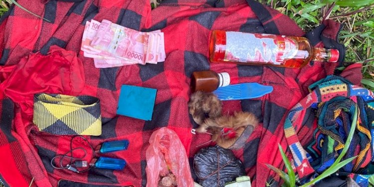 Barang milik tokoh separatis bersenjata Organisasi Papua Merdeka (OPM), Enos Tipagau/Ist