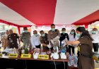 KEJAKSAAN NEGERI DAN POLRES MERAUKE BERSINERGI MUSNAHKAN NARKOTIKA DAN MIRAS DEMI AMANKAN GENERASI MUDA