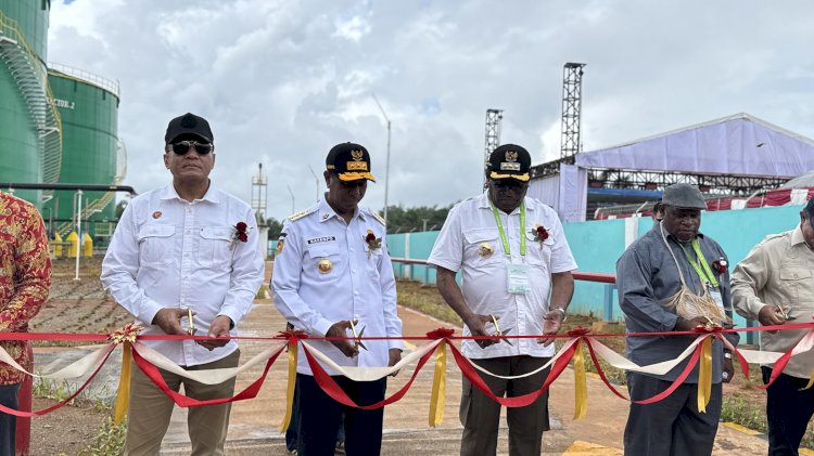 Gubernur Papua Selatan Dr. Ir. Apolo Safanpo, S.T., M.T. bersama Bupati Merauke Yoseph B. Gebze, S.H., LL.M., dan jajaran pejabat pemerintah serta tokoh masyarakat saat prosesi pemotongan pita dalam peresmian Pembangkit Listrik Tenaga Biogas (PLTBg) dan Compressed Biomethane Gas (CBG) pertama di Papua, yang digelar oleh TSE Group melalui PT Berkat Cipta Abadi (BCA).