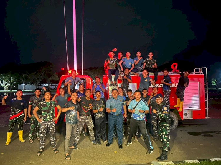 Prajurit TNI AL Lantamal XI Merauke Berfoto Bersama Setelah Berhasil Padamkan Kebakaran