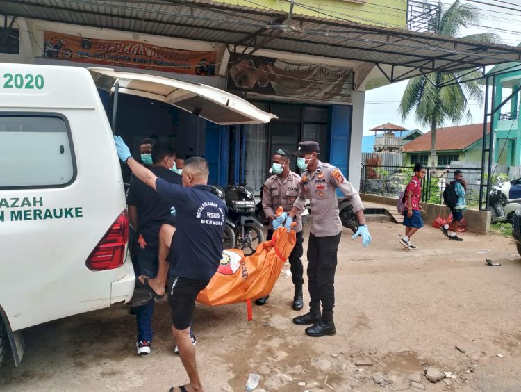 Petugas dari Polres Merauke bersama tim medis RSUD Merauke mengevakuasi jenazah seorang perempuan yang ditemukan meninggal dunia di sebuah rumah kos di Jalan Gak, Kamis (7/8/2025). Proses evakuasi dilakukan setelah dilakukan olah TKP dan pemeriksaan awal oleh Unit Identifikasi Sat Reskrim Polres Merauke.