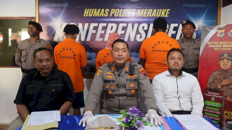 “Kapolres Merauke AKBP Leonardo Yoga saat memimpin konferensi pers pengungkapan kasus tindak pidana, didampingi jajaran penyidik dan menghadirkan para tersangka yang telah diamankan.”