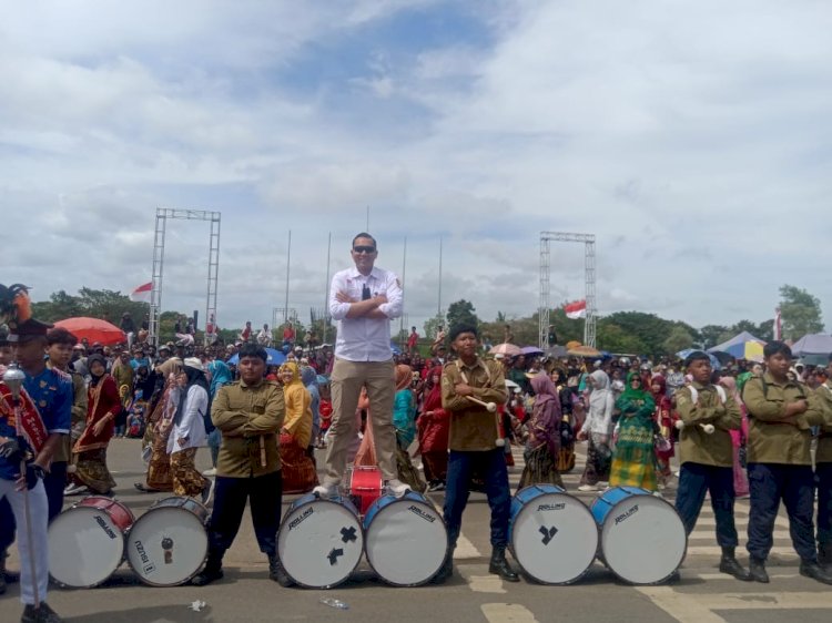 “Kapolres Merauke AKBP Leonardo Yoga, S.I.K., M.M., berpose bersama pasukan drumband di tengah kemeriahan karnaval HUT RI ke-80 di Merauke, yang berlangsung meriah, aman, dan penuh semangat kebangsaan.”