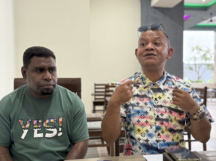 Michael Kocu bersama Kuasa Hukumnya, Yosep Titirlolobi. 