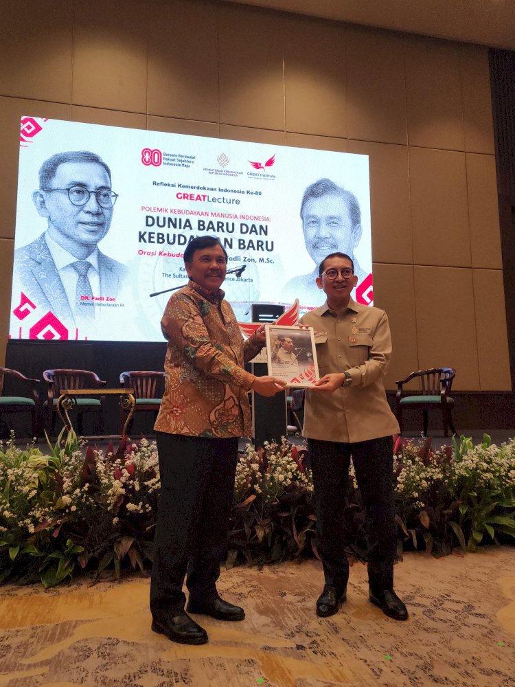 “Menteri Kebudayaan RI, Dr. H. Fadli Zon, M.Sc., menerima cenderamata dari Ketua Dewan Direktur GREAT Institute, Dr. Syahganda Nainggolan, usai menyampaikan orasi kebudayaan bertajuk ‘Dunia Baru dan Kebudayaan Baru’ pada acara GREAT Lecture di Golden Ballroom 2, Hotel Sultan, Jakarta, Rabu (14/8/2025).”