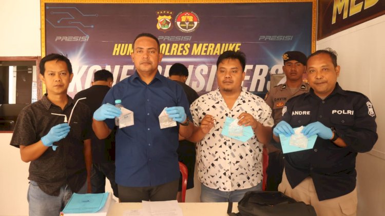 Kasat Resnarkoba Polres Merauke IPDA Daniel Z. Rumpaidus, S.H., M.H., bersama jajaran menunjukkan barang bukti narkotika jenis sabu-sabu saat konferensi pers di Media Center Humas Polres Merauke