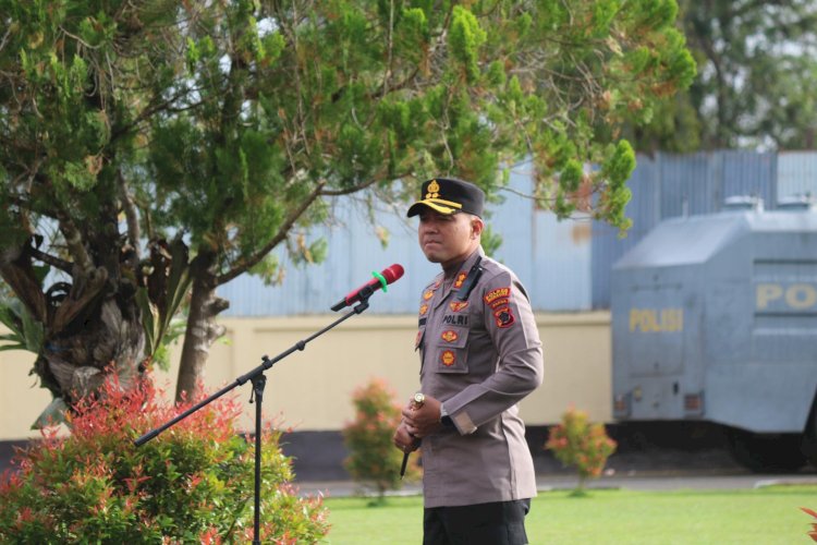 “Kapolres Merauke AKBP Leonardo Yoga, S.I.K., M.M. memberikan arahan kepada personel saat memimpin apel kesiapan pengamanan aksi demo terkait hilangnya jaringan internet di halaman Mapolres Merauke, Kamis (21/08/2025).”
