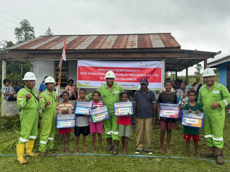 Penyerahan hadiah kepada peserta lomba oleh perwakilan Petrogas dan Kepala Kampung Ninjemur . 
