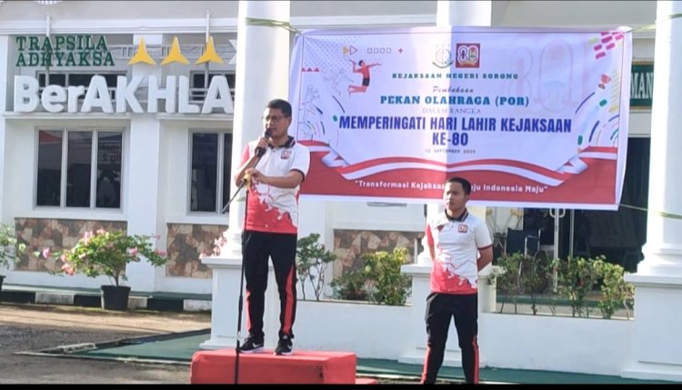 Kepala Kejaksaan Negeri Sorong, Makrun saat menyampaikan sambutan pembukaan pekan olahraga  peringati hari lahir Kejaksaan Ke-80. (Istimewa) 