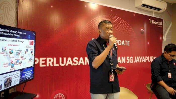 Yasrinaldi, General Manager Region Network Operations and Productivity Telkomsel Maluku dan Papua, saat memberikan keterangan resmi terkait penanganan gangguan Sistem Komunikasi Kabel Laut (SKKL) SMPCS#2