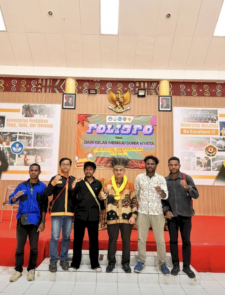 “Rektor Universitas Musamus Merauke, Dr. Ir. Daud Andang Pasalli, S.T., M.Eng, berfoto bersama perwakilan mahasiswa di Gedung PKM Unmus, Merauke, Selasa (26/8/2025).”